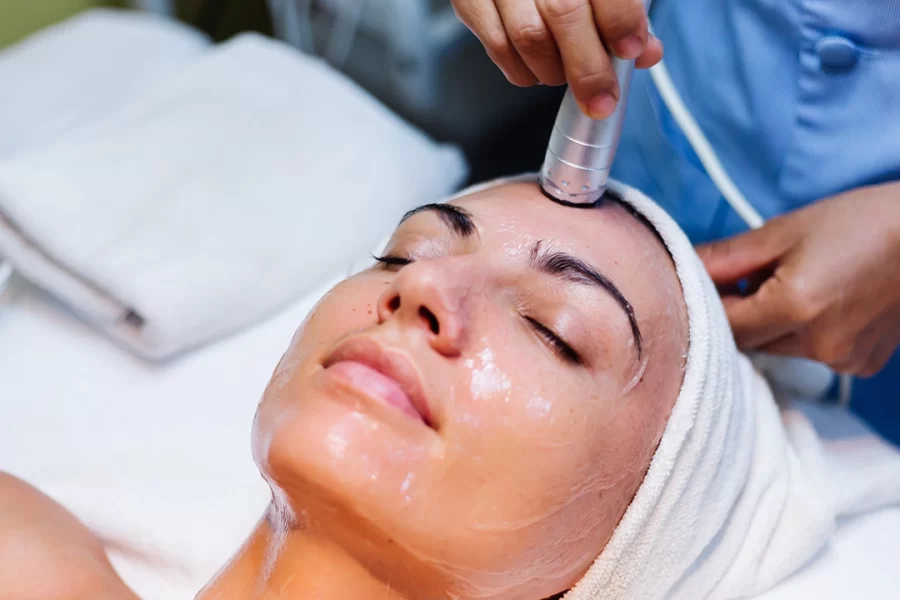 Steps of Hydra facial Skin Treatment - AAYNA Clinic